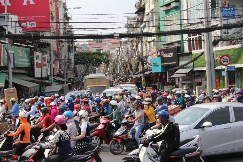 Hàng trăm bạn trẻ xin chữ ký sao Hàn, đường Sài Gòn kẹt cứng ảnh 5 Hàng trăm bạn trẻ xin chữ ký sao Hàn, đường Sài Gòn kẹt cứng ảnh 5